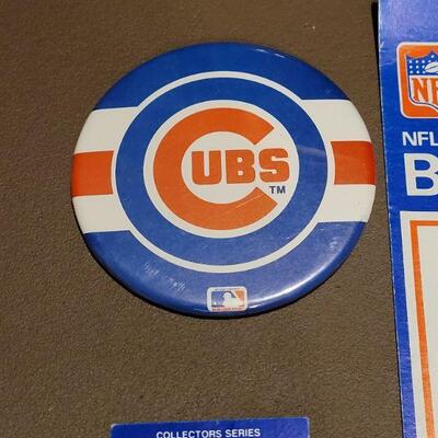 Lot 112: Vintage Chicago Cubs Buttons & Chicago Bears World Championship 1985 Button/Pin 