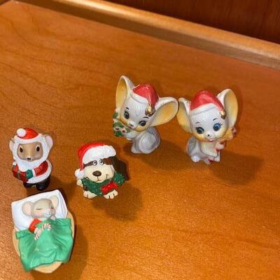 Lot 863B - Christmas items