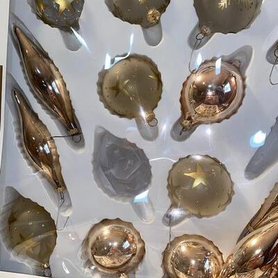 Lot 865 - Glass ornaments