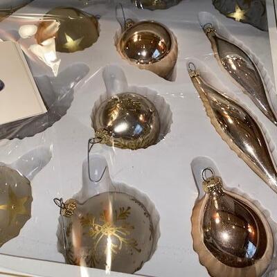 Lot 865 - Glass ornaments