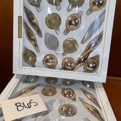 Lot 865 - Glass ornaments
