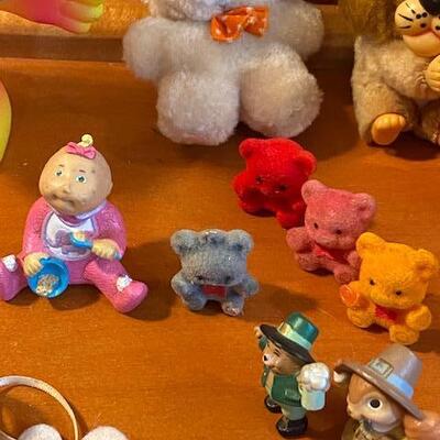 Lot 895 - Vintage toys, trolls and others