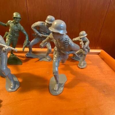 Lot 896 - Vintage 5" Army men