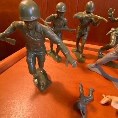 Lot 896 - Vintage 5" Army men