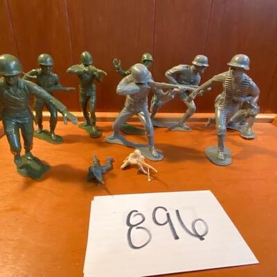 Lot 896 - Vintage 5" Army men