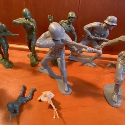 Lot 896 - Vintage 5" Army men