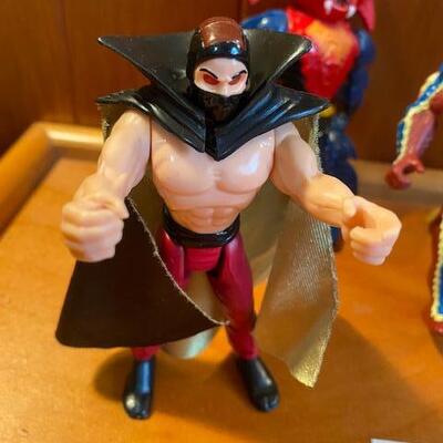 Lot 900 - Vintage action figures