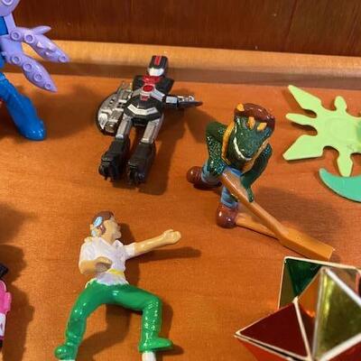 Lot 901 - Vintage action toys