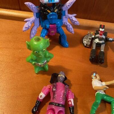 Lot 901 - Vintage action toys