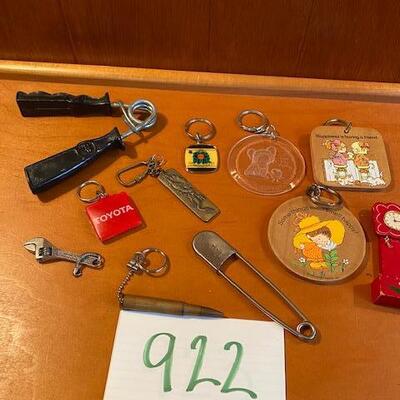 Lot 922 - Vintage Keychains and other items