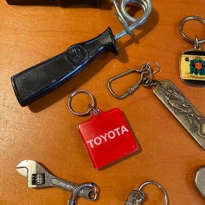 Lot 922 - Vintage Keychains and other items
