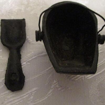#18 Vintage Miniature Queen Cast Iron Stove, a Price Import