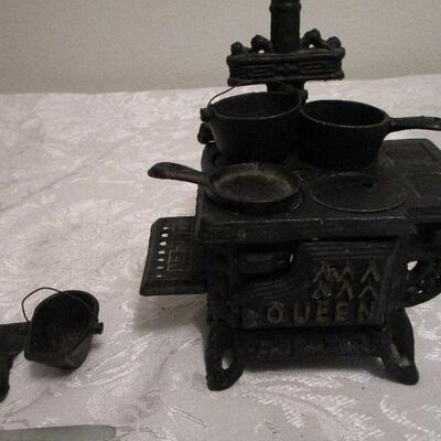 Miniature Cast Iron Queen Stove w/ Pot, Griddle, Coal Bucket - Baer  Auctioneers - Realty, LLC