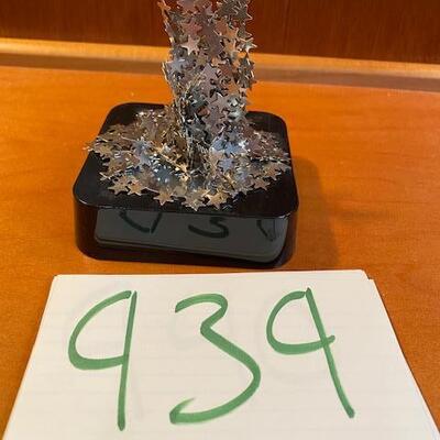 Lot 939 - Magnet art, Stars