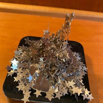 Lot 939 - Magnet art, Stars