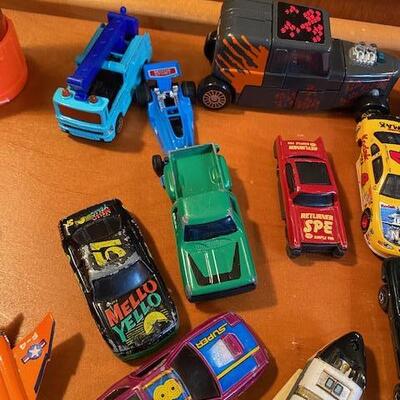 Lot 942 - Hot wheels and other cars