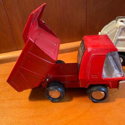 Lot 943 -Vintage  Tonka  and Buddy L trucks