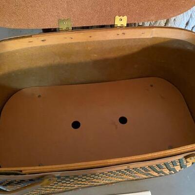 Lot 952 - Vintage Picnic Basket