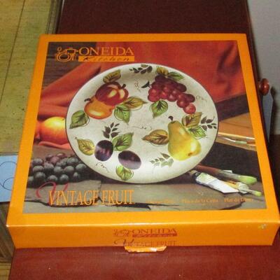 Lot 45 - Oneida Vintage Fruit Dinner Plate