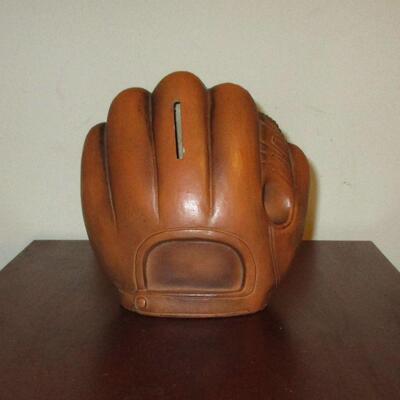Lot 61 - Ceramic Baseball Glove Bank