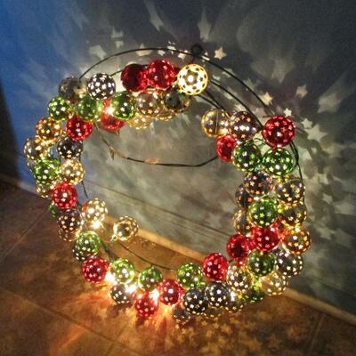 Lot 66 - Lighted Bulb Wreath LOCAL PICKUP ONLY