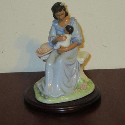 Lot 114 - 2003 Avon Mother and Child Figurine