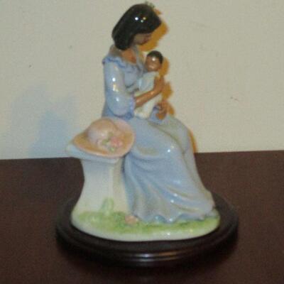 Lot 114 - 2003 Avon Mother and Child Figurine