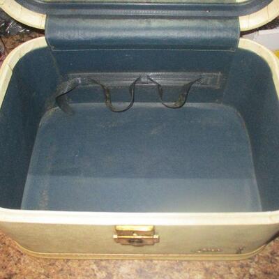 Lot 121 - Vintage Starline Train Case