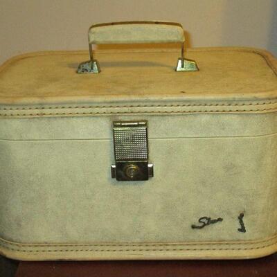 Lot 121 - Vintage Starline Train Case