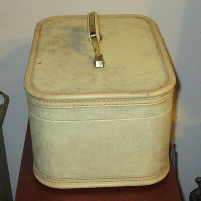 Lot 121 - Vintage Starline Train Case
