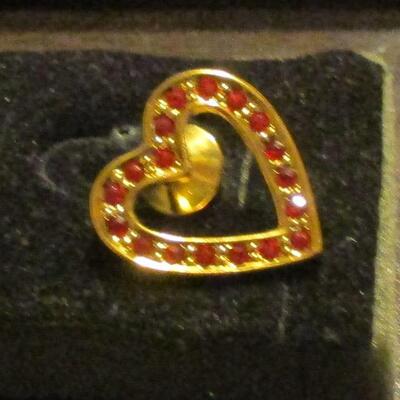 Lot 129 - Avon Red Glass Stone Heart Pin