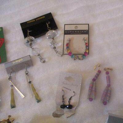 Lot 186 - Variety of Earrings