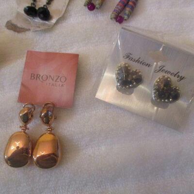 Lot 186 - Variety of Earrings