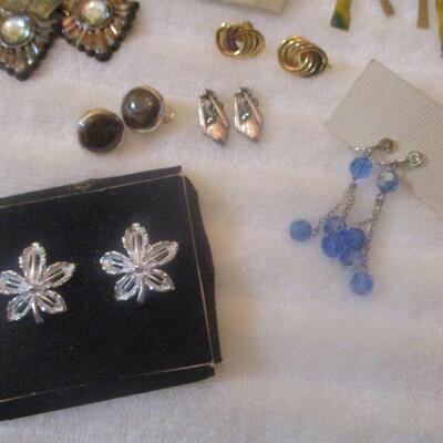 Lot 186 - Variety of Earrings