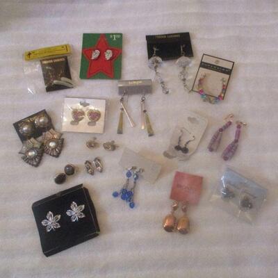 Lot 186 - Variety of Earrings