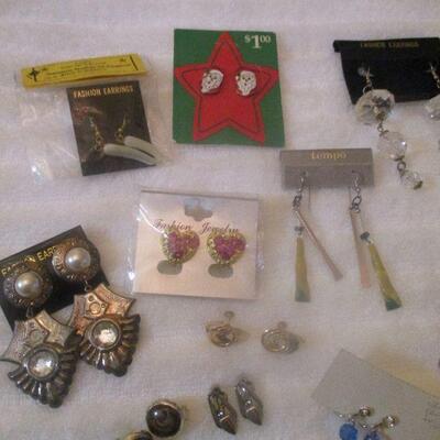 Lot 186 - Variety of Earrings