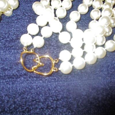 Lot 188 - 15 White Bead/Faux Pearl Necklaces