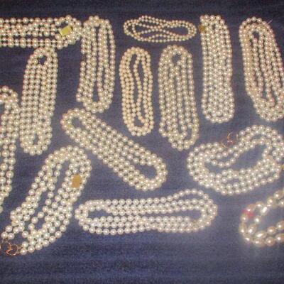 Lot 188 - 15 White Bead/Faux Pearl Necklaces
