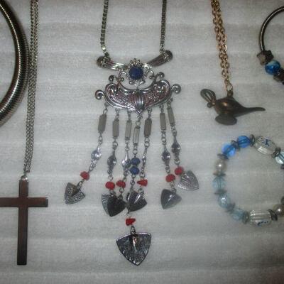 Lot 192 - Variety of Costume Jewelry