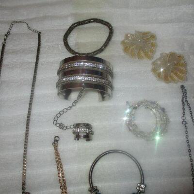 Lot 192 - Variety of Costume Jewelry