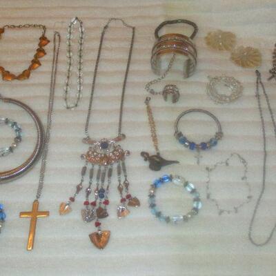 Lot 192 - Variety of Costume Jewelry