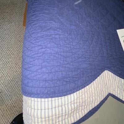 Lot 962 - Twin comforter and crocheted throw