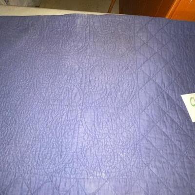 Lot 962 - Twin comforter and crocheted throw