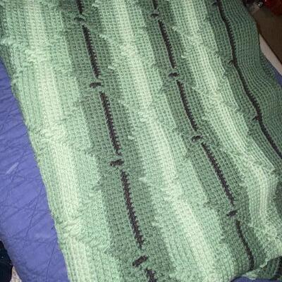 Lot 962 - Twin comforter and crocheted throw