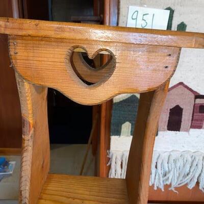 Lot 974 - small Pine side table