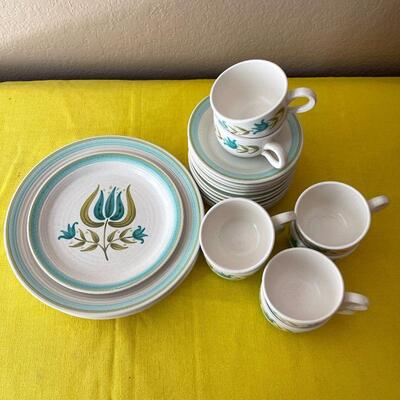 LOT 205  1970s PARTIAL SET FRANCISCAN TULIP TIME STONEWARE