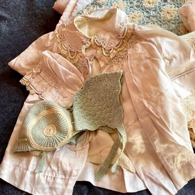 LOT 211  GROUP OF ANTIQUE BABY CLOTHES & BLANKETS 