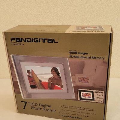 Lot 225: New 7" LCD Digital Photo Frame