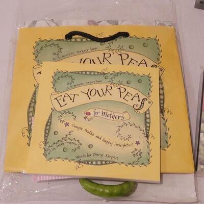 Lot 257: New - Mom Journal, Book. Jewelry Box, Photo Frame & Recordable Cube Frame 