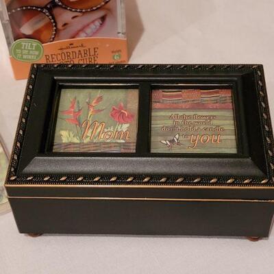 Lot 257: New - Mom Journal, Book. Jewelry Box, Photo Frame & Recordable Cube Frame 